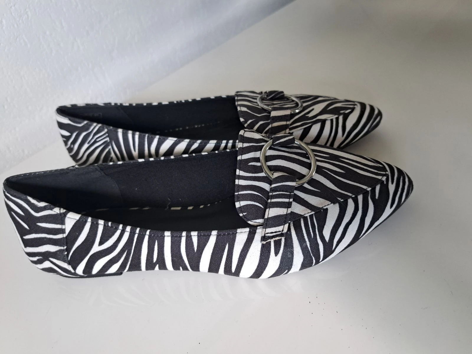 Un par de zapatos de mujer completamente nuevos – photo 3